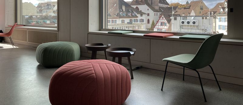 [Translate to Französisch:] Cafeteria der AUE mit neuen Möbeln